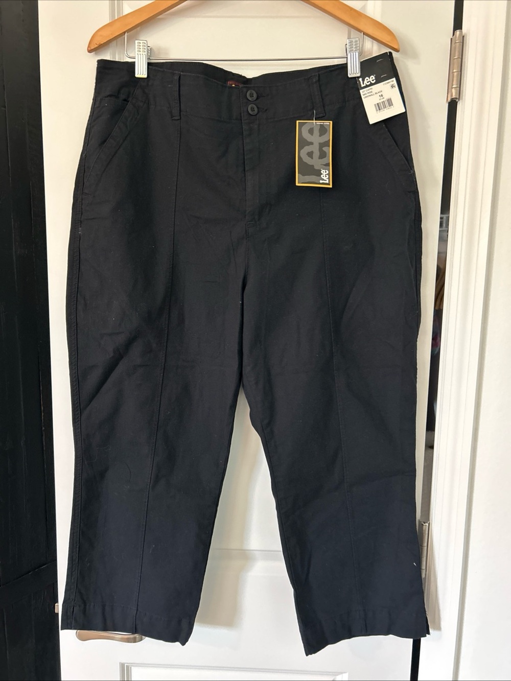 Lee Women's 23” Capri Pant, Size 16-Black- NWT- Mid Rise